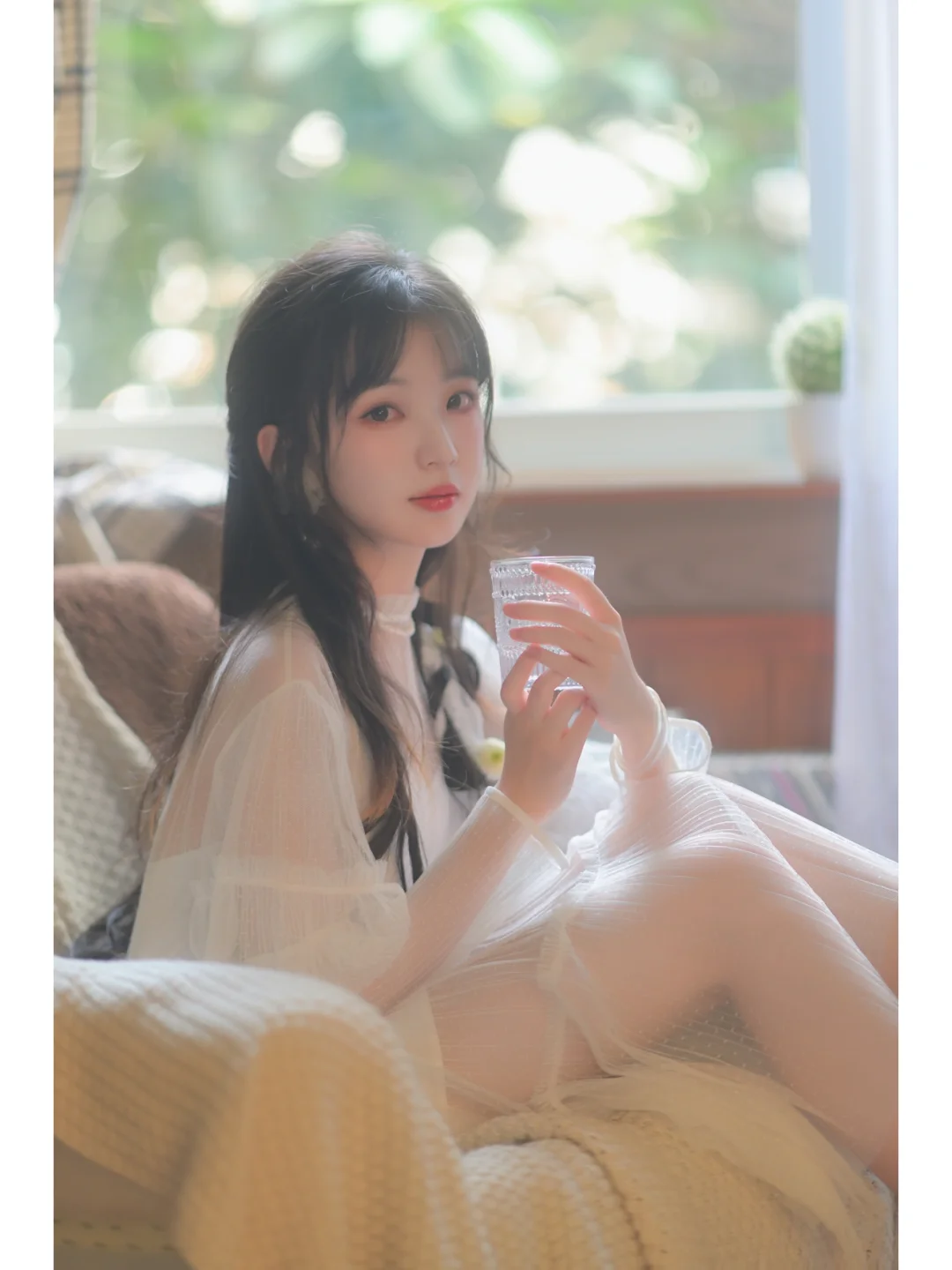 夏日的风吹进房里，悄悄看你在做什~