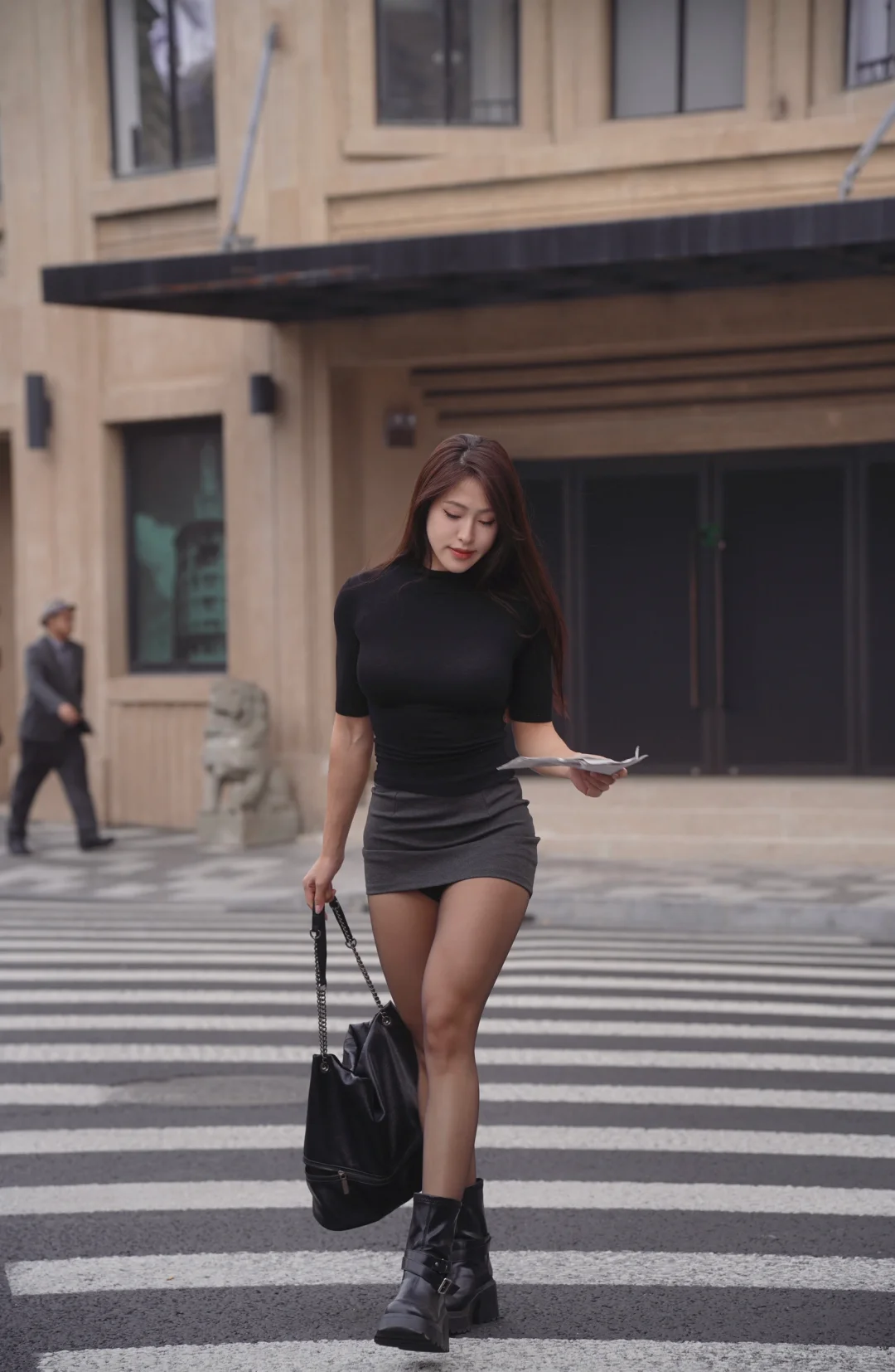 经常练腿的线条感黑丝也挡不住