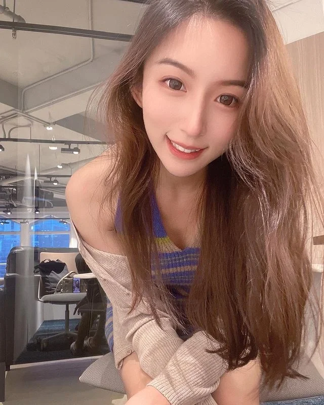 ins美女:五官精致的大长腿美女写真5