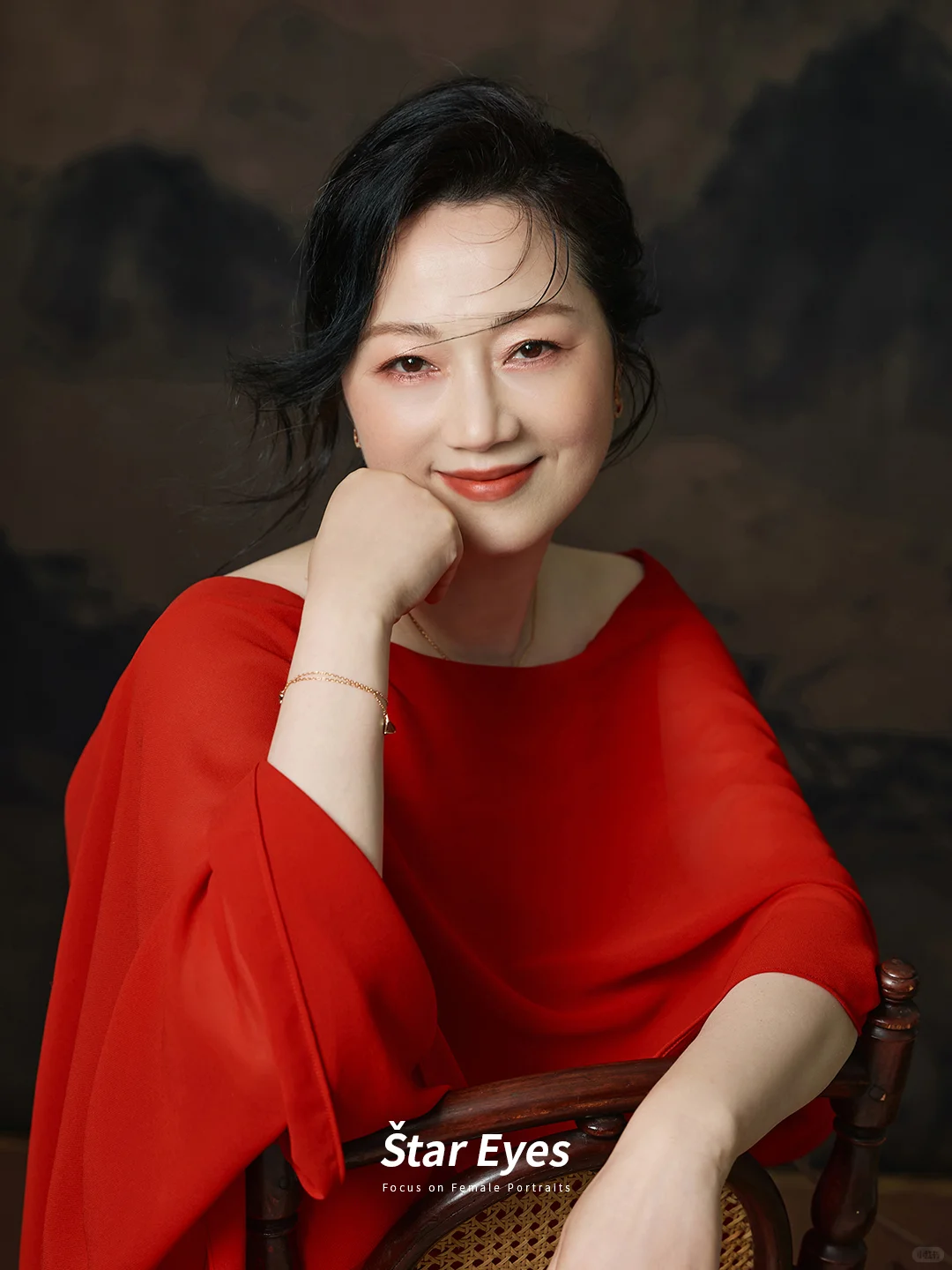 好沉醉这一抹高级的东方红 | 中式肖像