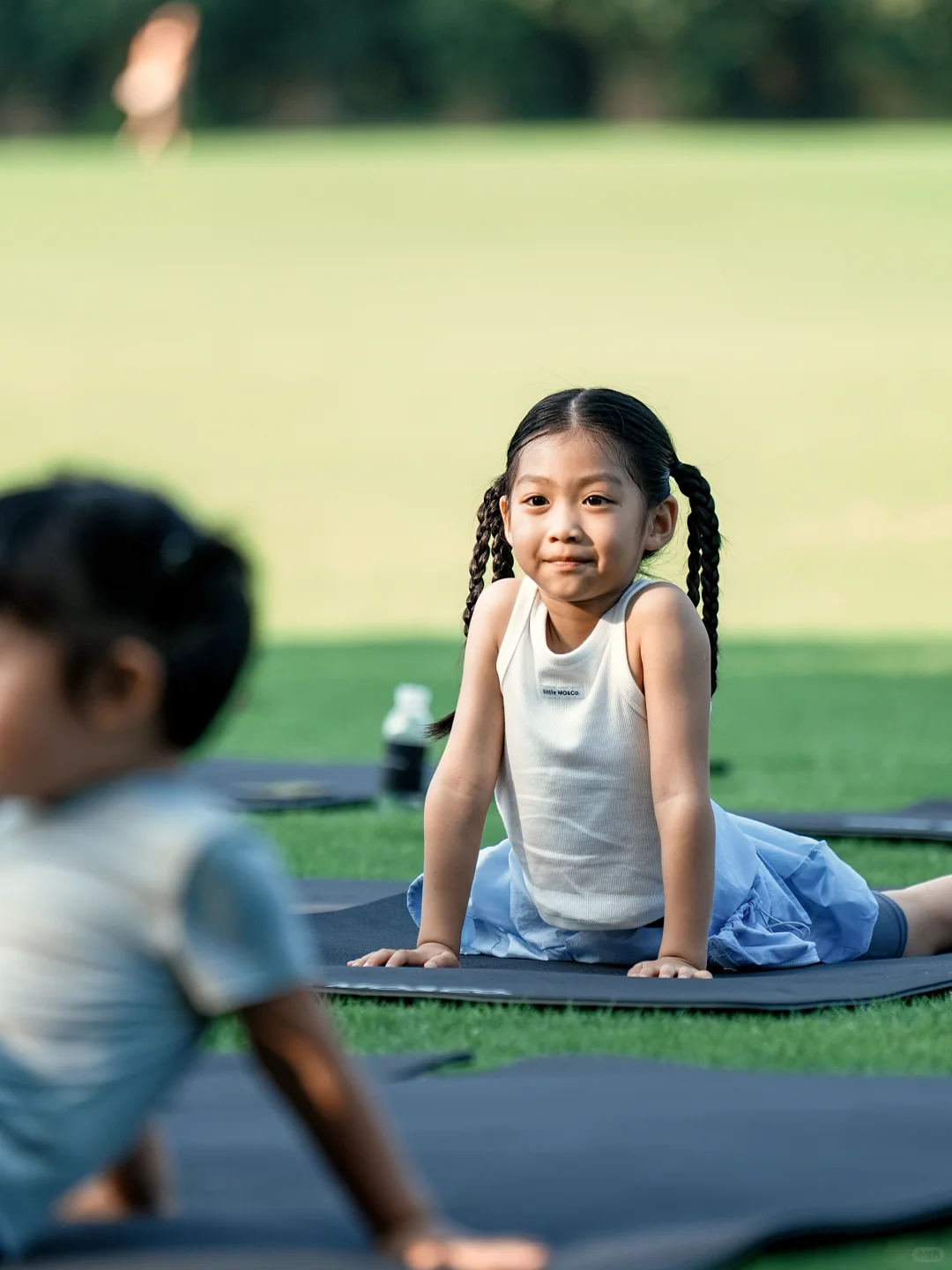 日落、草坪、瑜伽，与自然交朋友