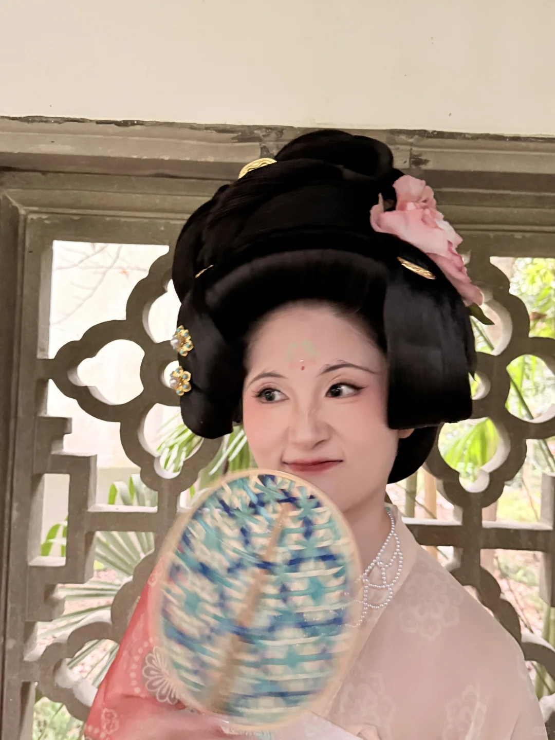 “荷叶罗裙一色裁，芙蓉向脸两边开”