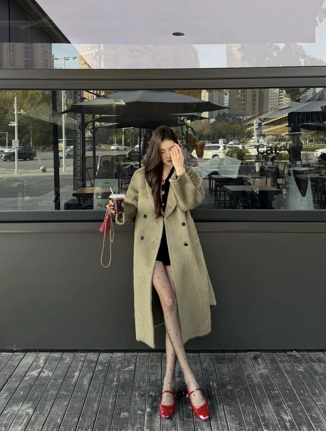 绿大衣➕红丝袜 绝美！