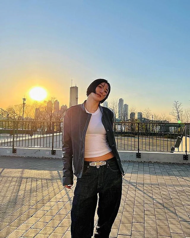 [ins美女]五官精致的大长腿女神模特写真