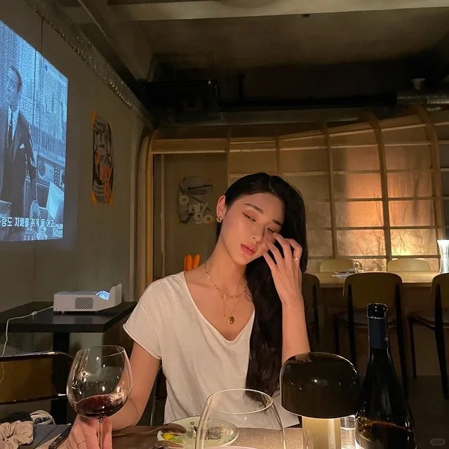 ins美女:五官精致的大长腿美女写真3