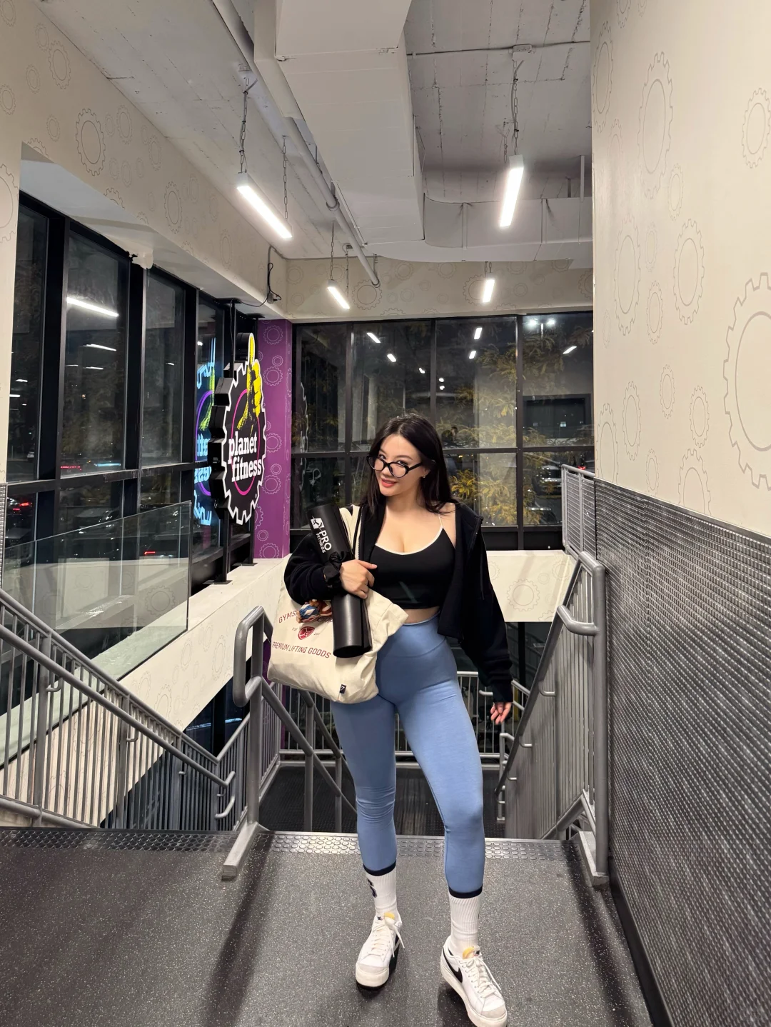 一个臀推350磅的中年人