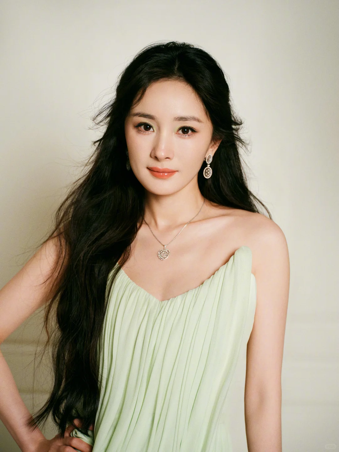 杨幂 好萌的女大 绿色的漂亮出场 纯洁熟女