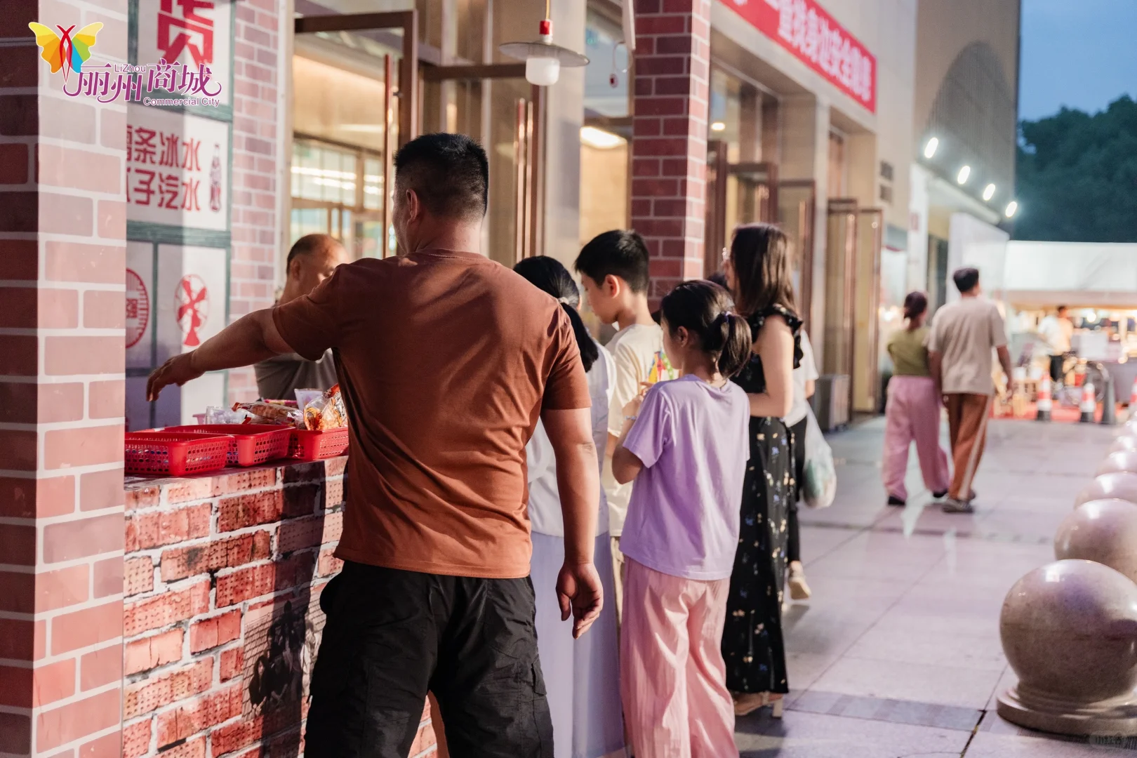 这个主持人太港啦