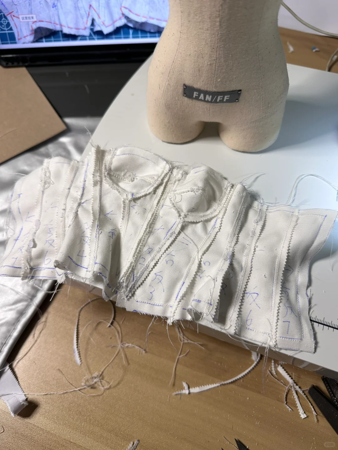 只要24.9的三分鱼骨胸衣！