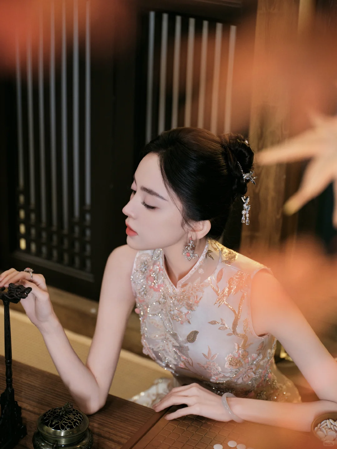 娜扎 刺绣旗袍 玲珑曲线