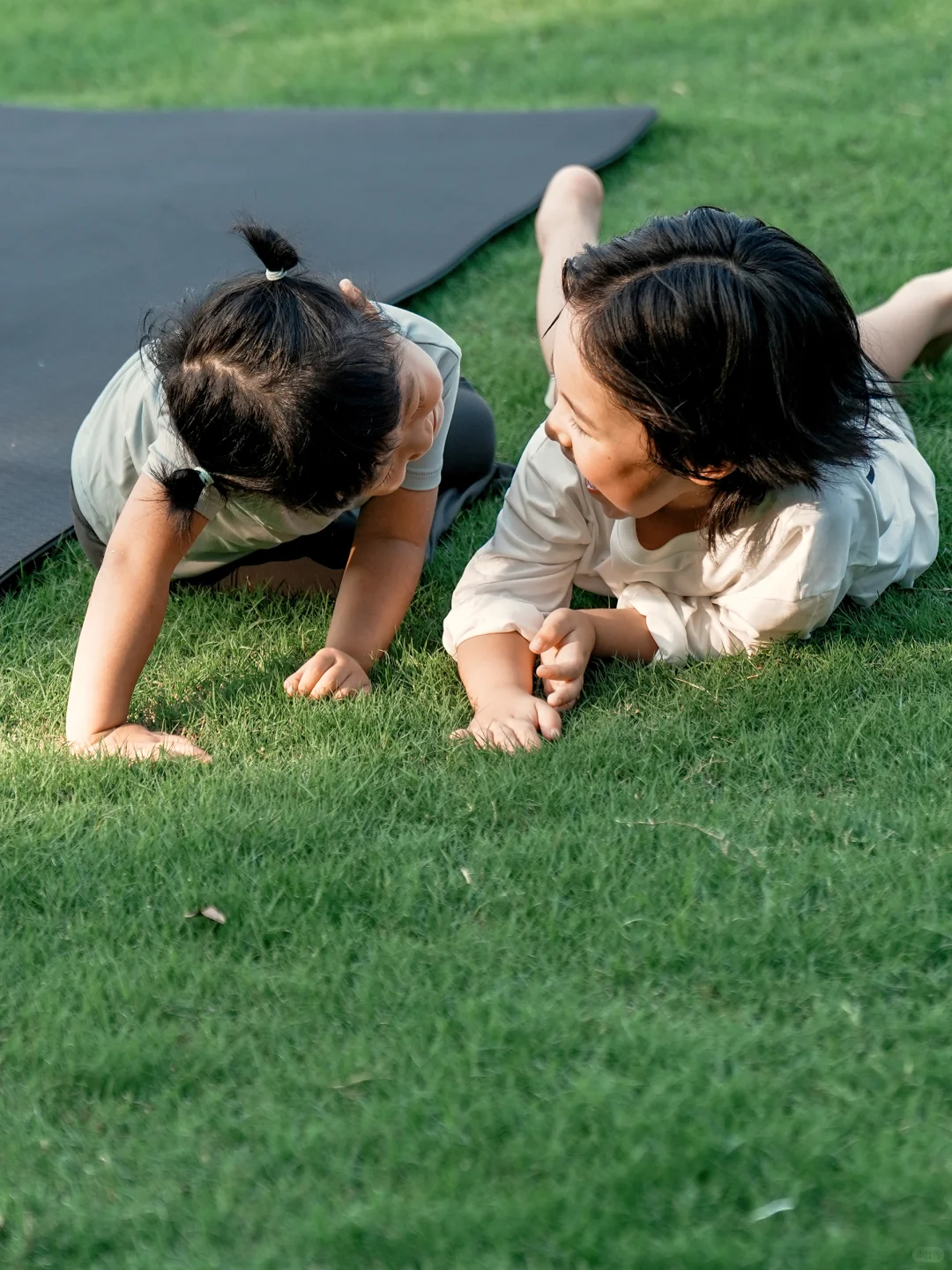 日落、草坪、瑜伽，与自然交朋友