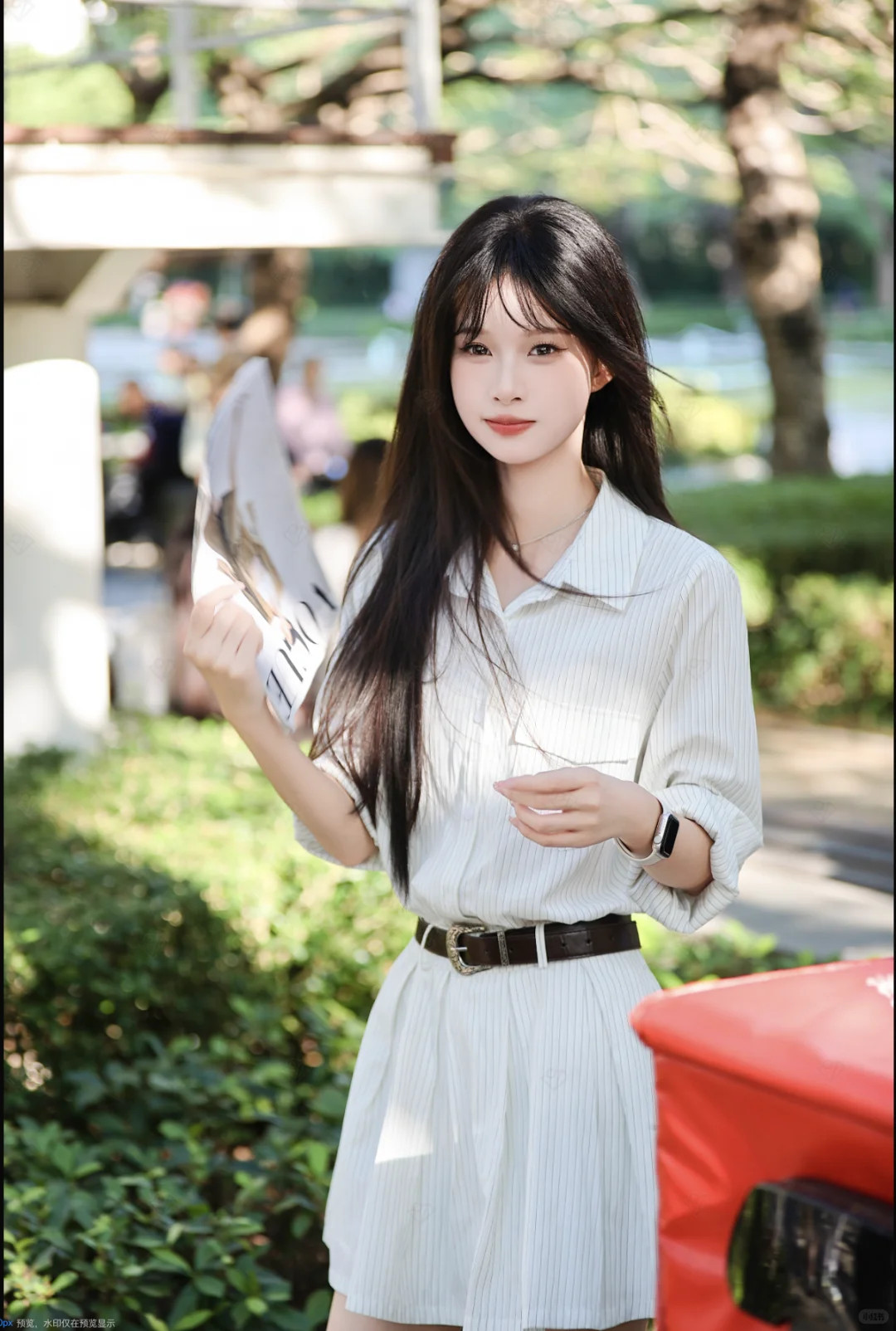 阳光正好，白色T恤与美少女的活力日常