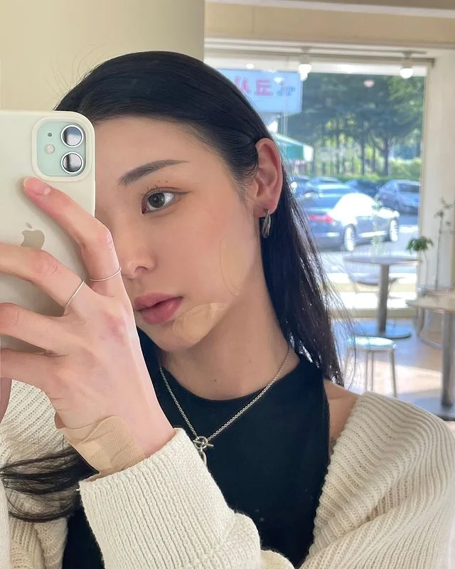 ins美女:五官精致的大长腿美女写真