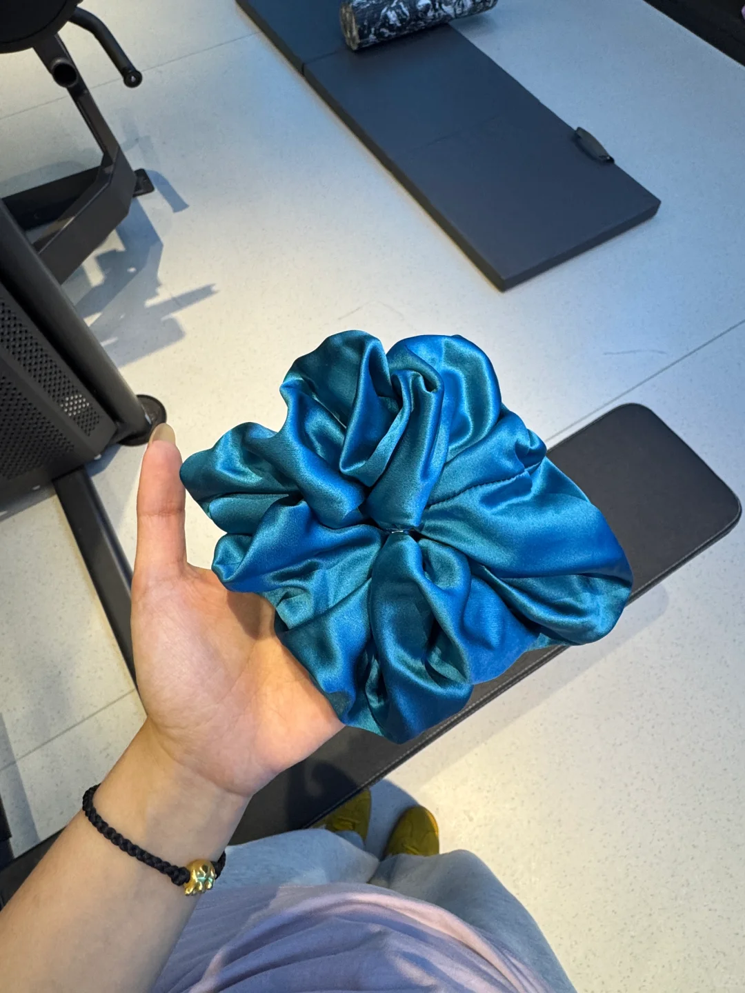 建议健身女人手一个真丝发圈！