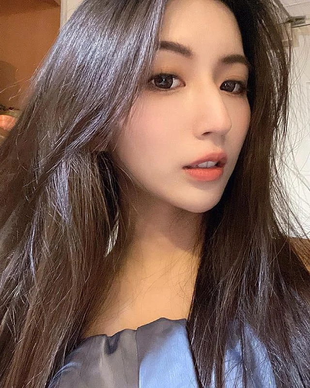 ins美女:五官精致的大长腿美女写真4