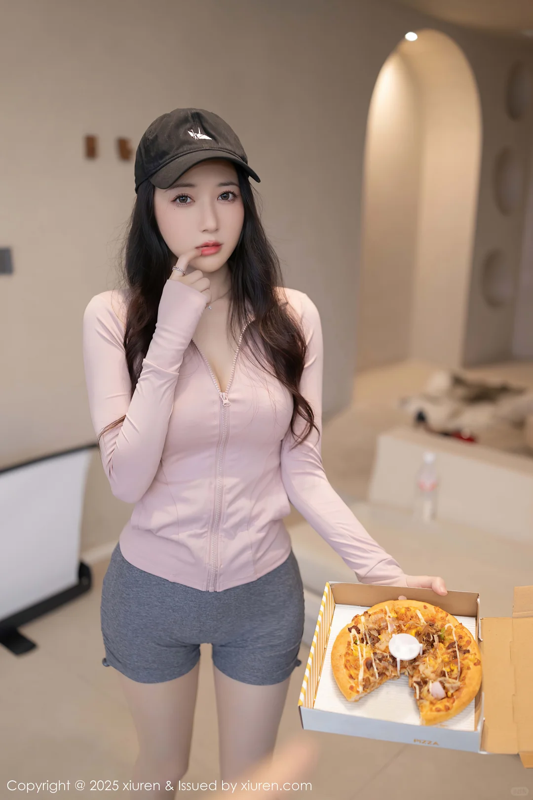 嘴馋小姐姐偷吃披萨🍕被发现啦！