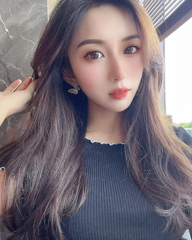 ins美女:五官精致的大长腿美女写真4