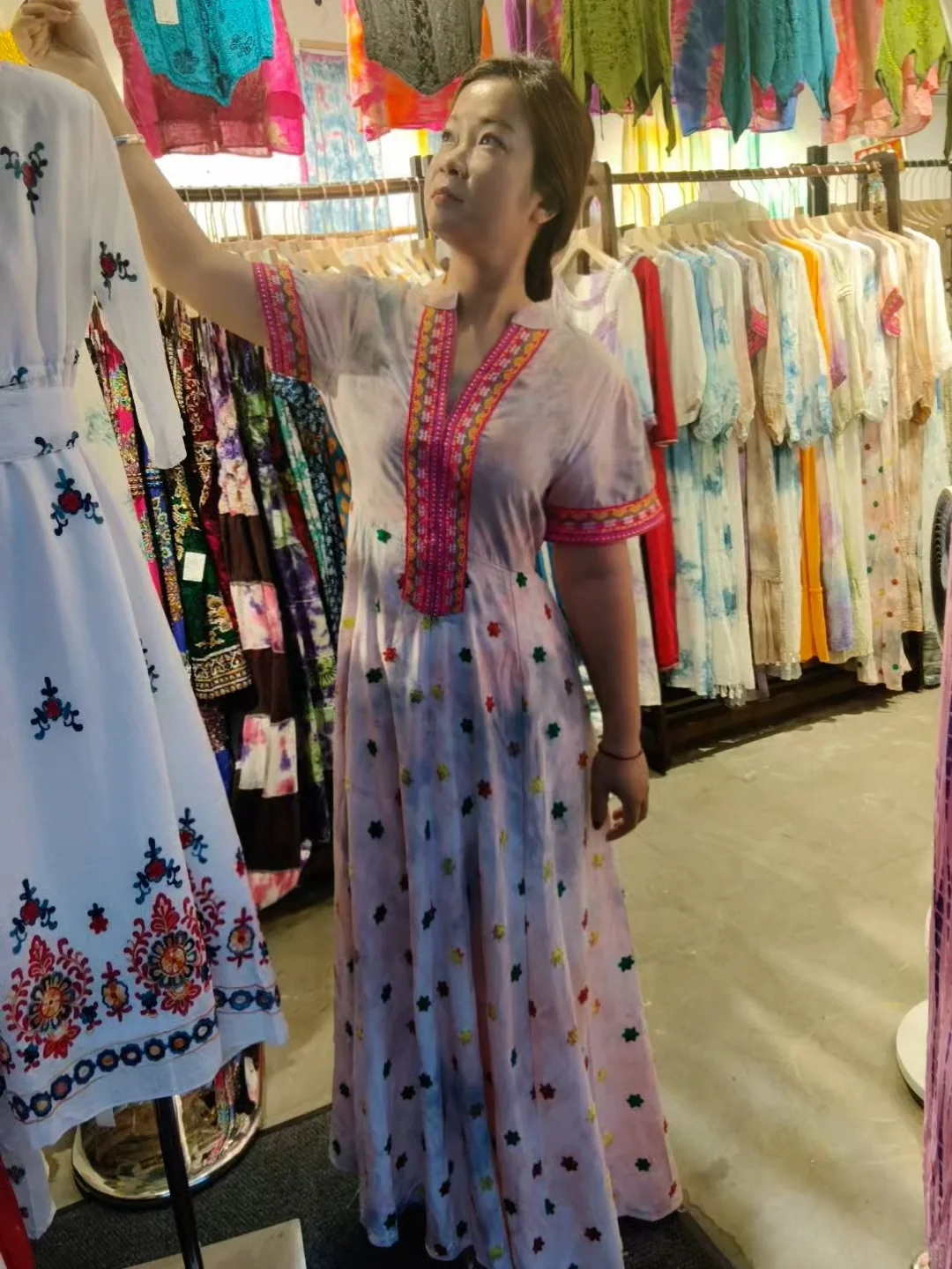 小县城里的小店里的衣服太好看啦～