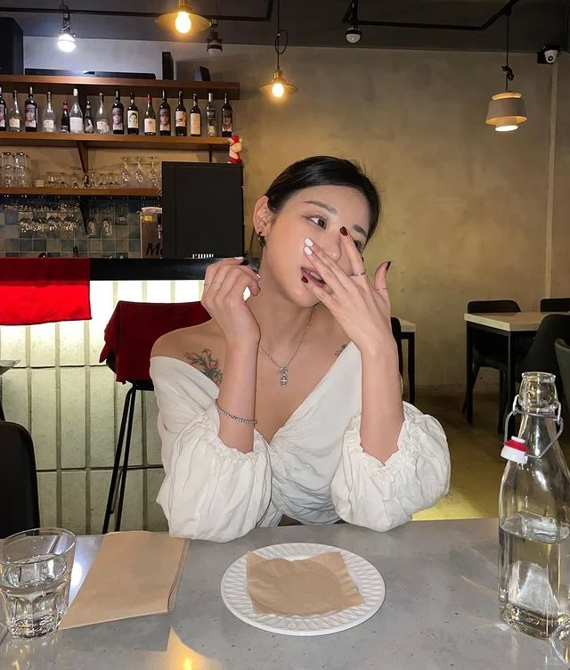 ins美女:五官精致的大长腿美女写真