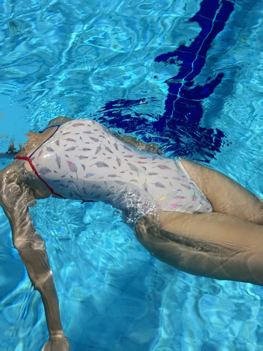 天气冷了 在泳衣上加点羽毛🪶