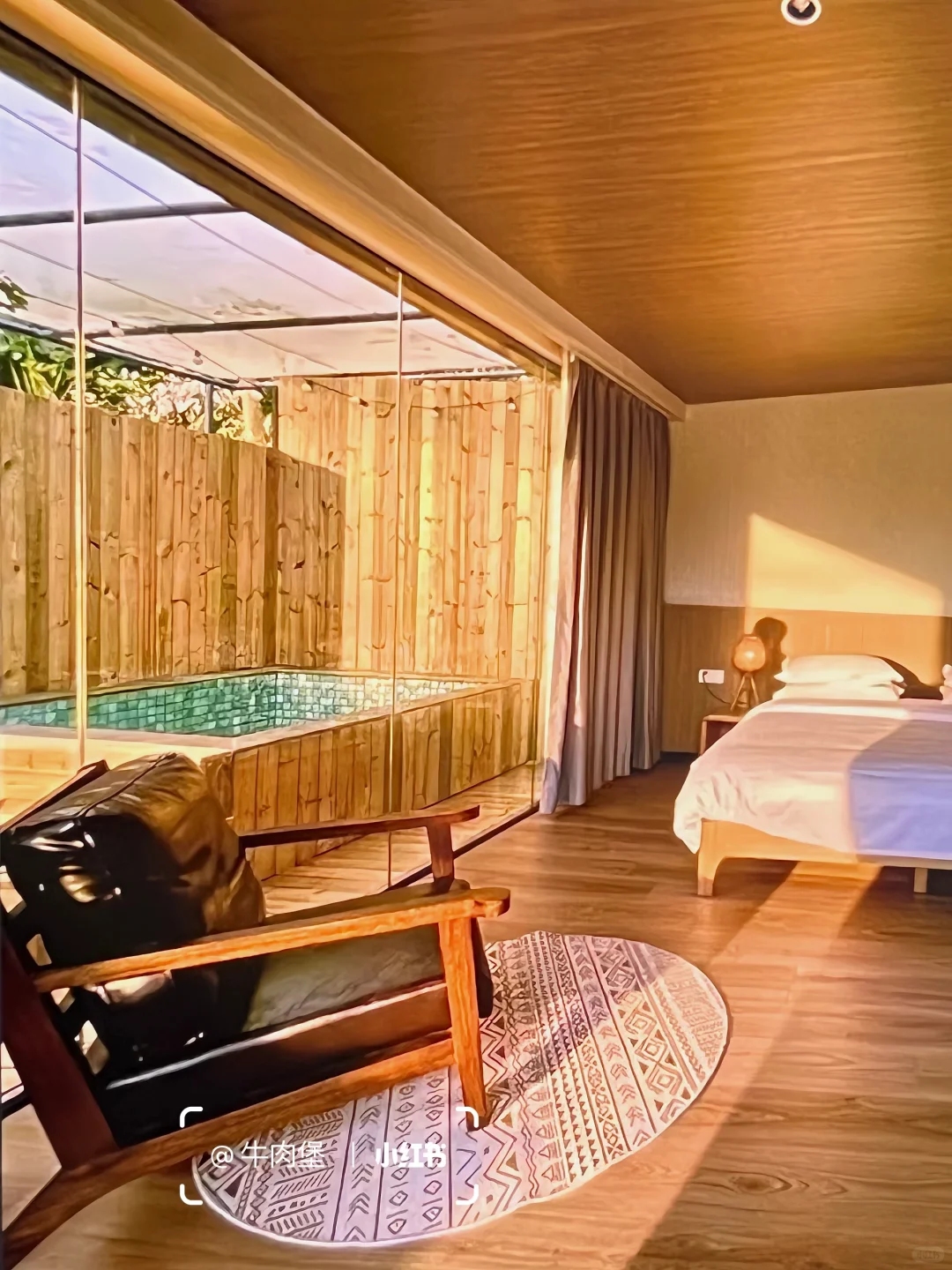 和男友住进山里泡私汤，连住3晚不想退房…