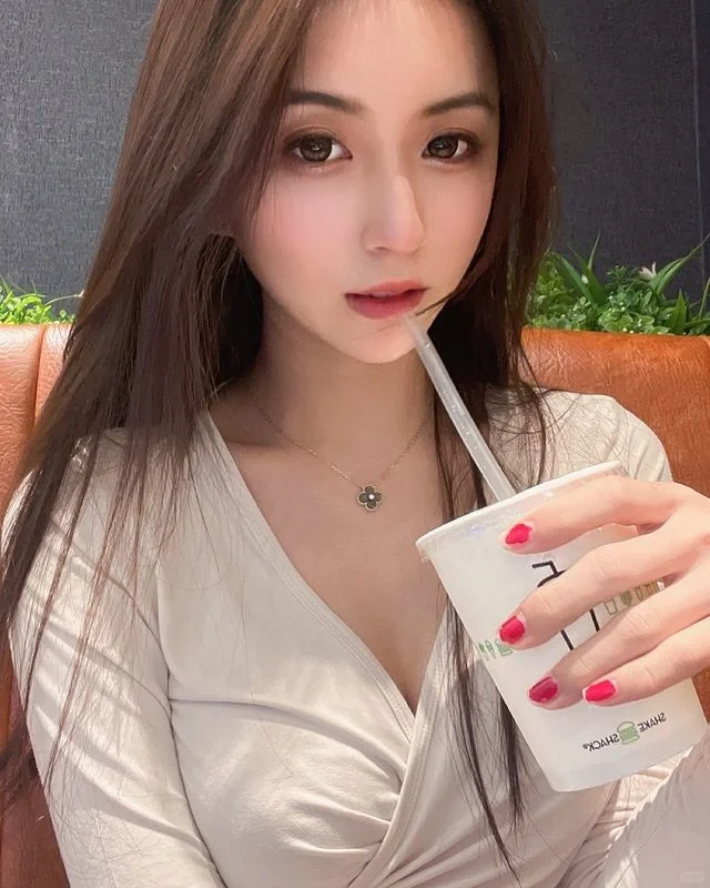 ins美女:五官精致的大长腿美女写真4