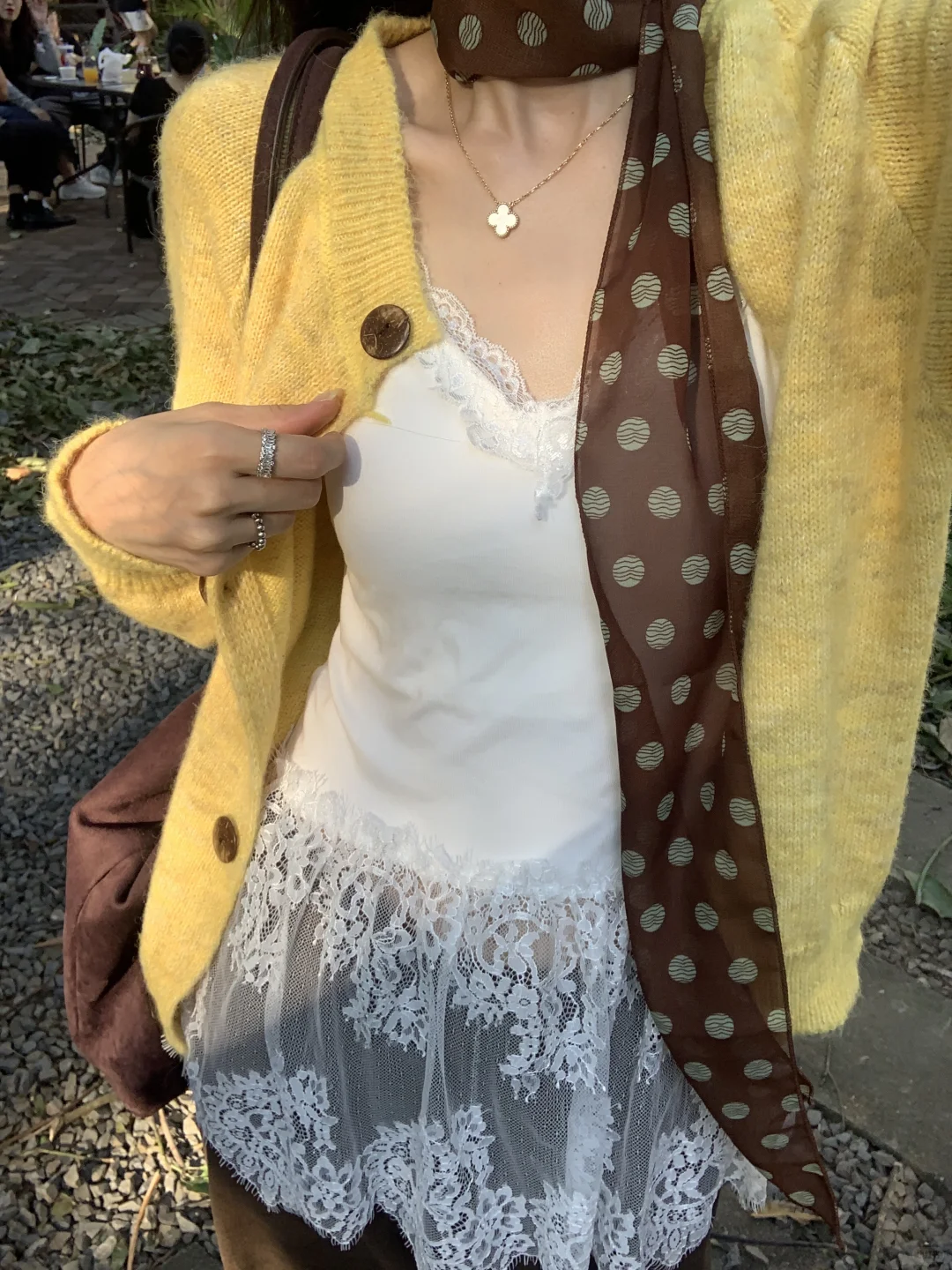 好喜欢这个蕾丝内搭啊！一秒拿捏韩女叠穿感✨