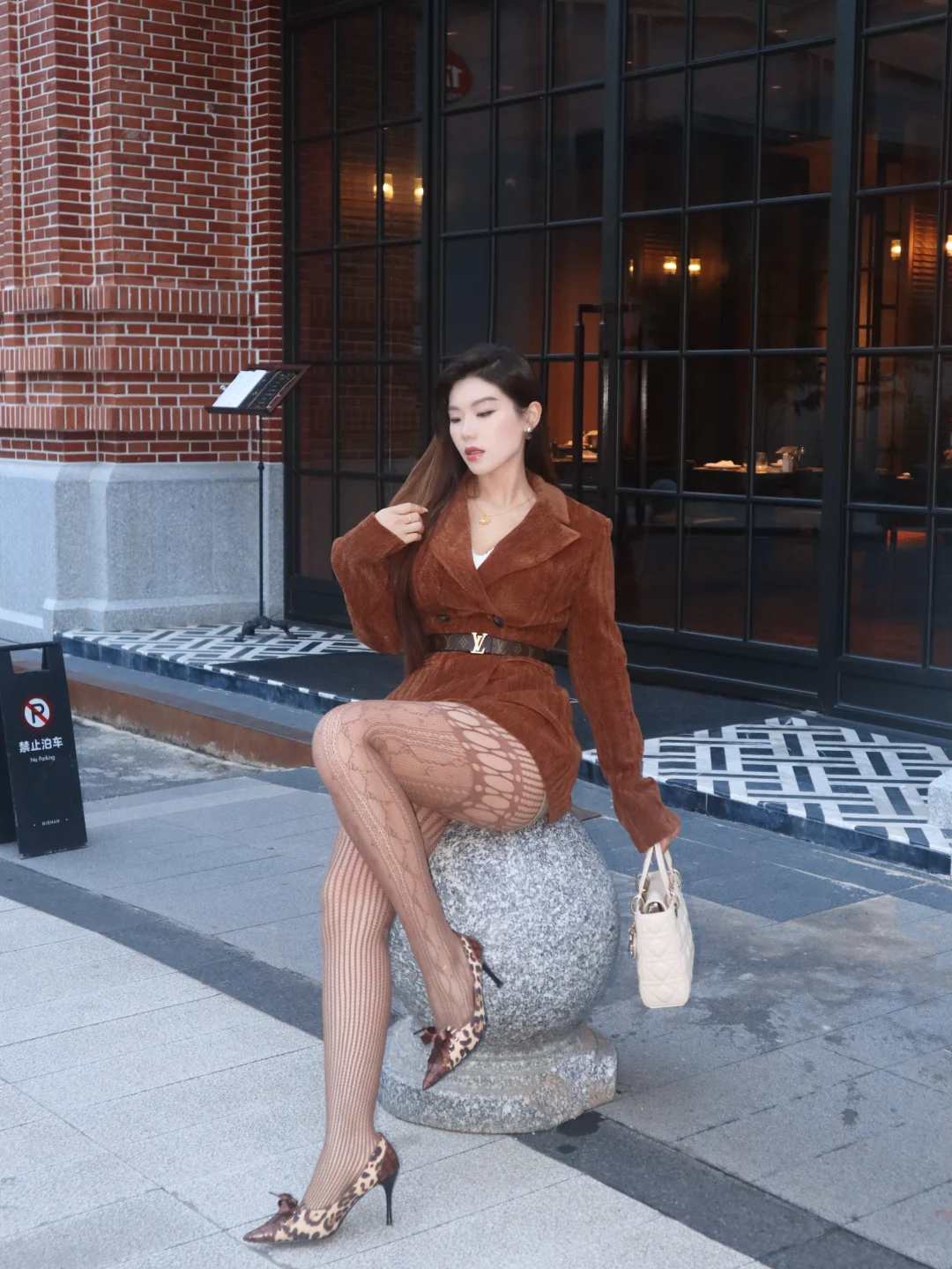 肉腿🦵🏻大姐姐、咖色西装和网袜真的绝配！