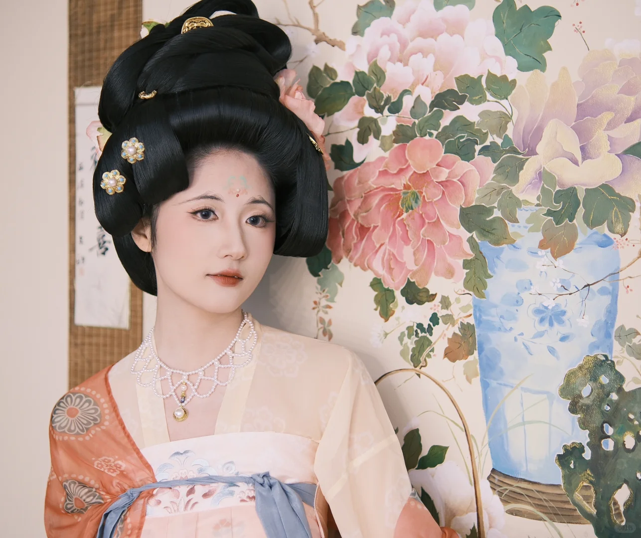 “荷叶罗裙一色裁，芙蓉向脸两边开”