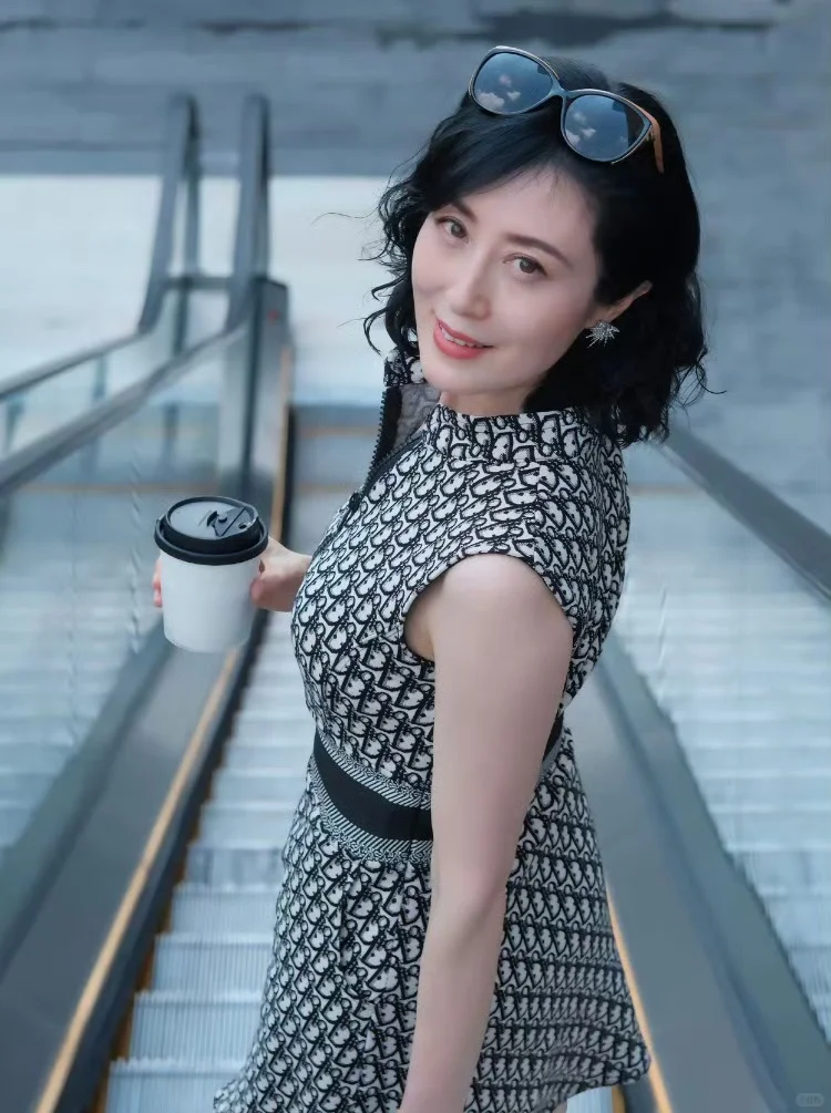 优雅自信的女人最美