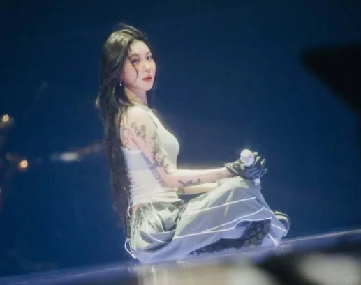 韩知名女歌手透视装开唱疑真空上阵