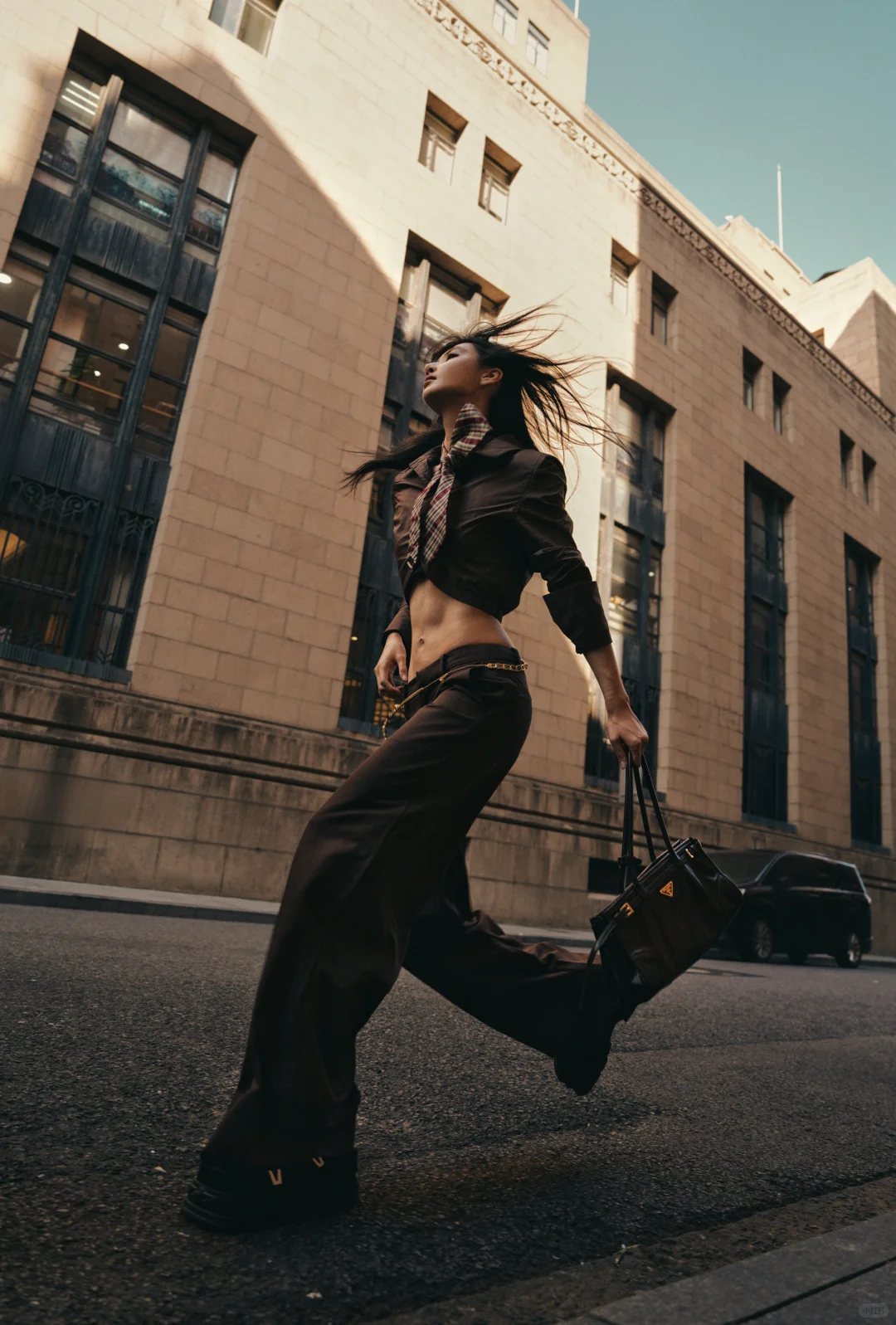 我会变成很会赚钱的女人，你也是。