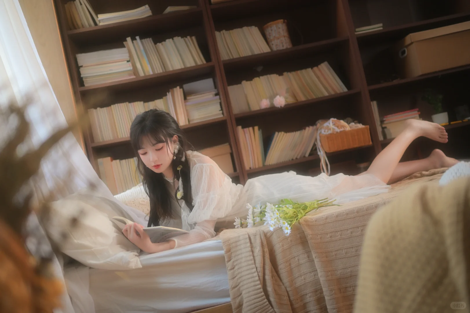 夏日的风吹进房里，悄悄看你在做什~