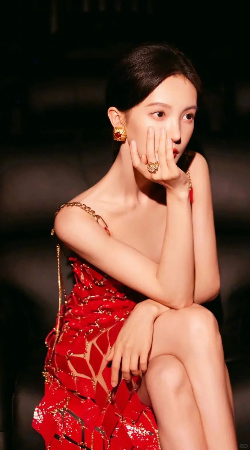 金晨红裙造型鲨疯！链条吊带+镂空美裙