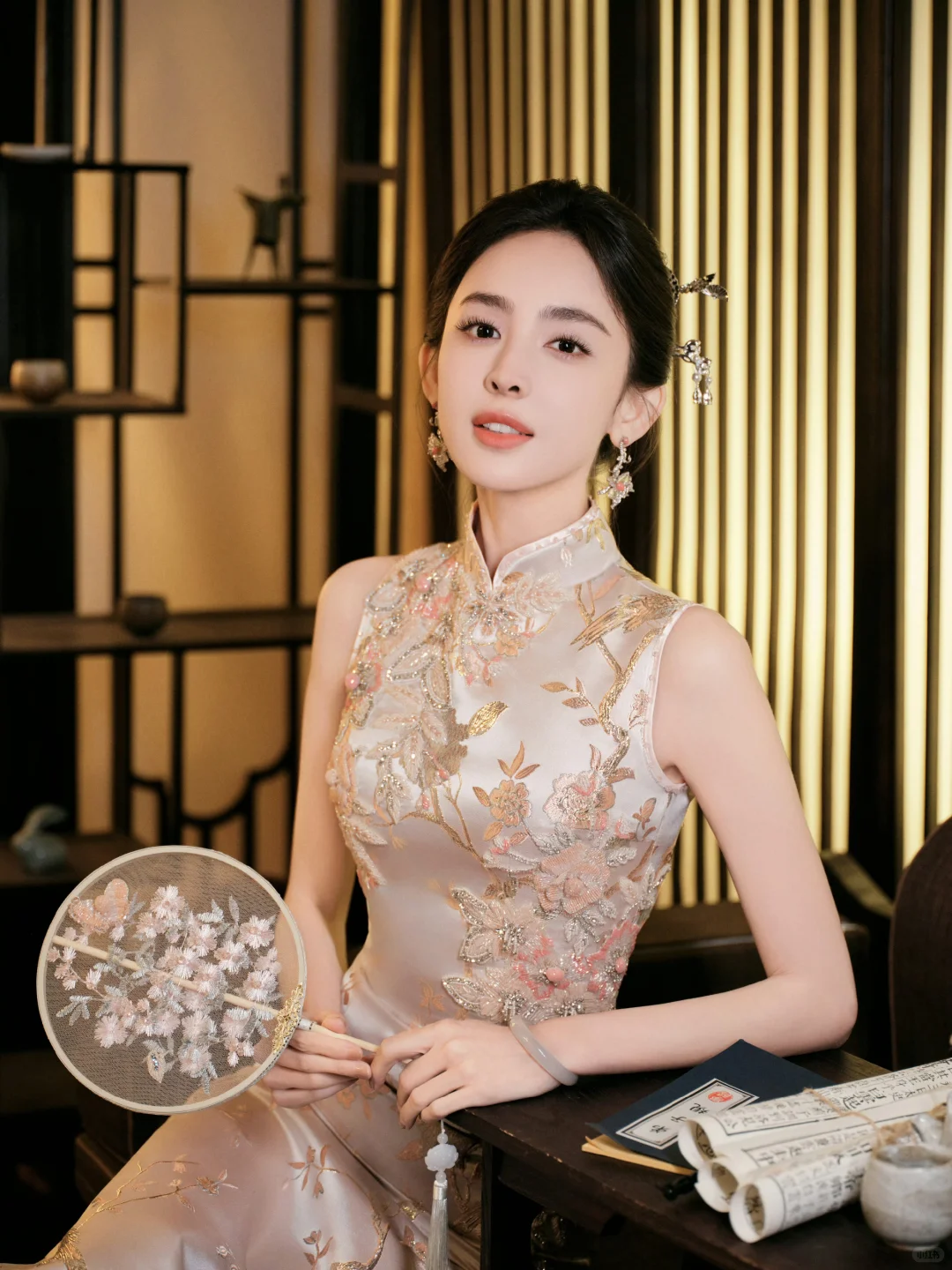 娜扎 刺绣旗袍 玲珑曲线