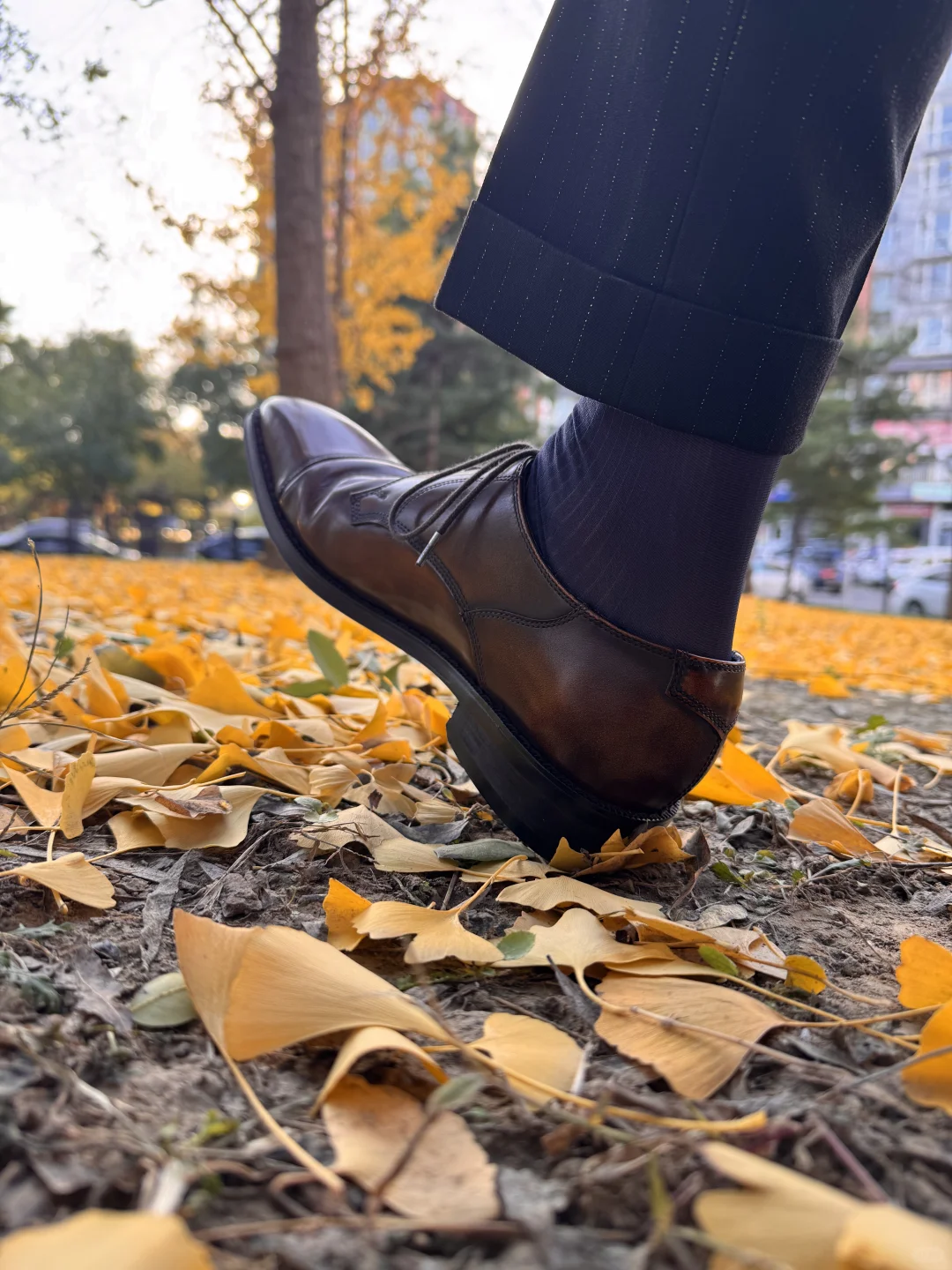 偶遇皮鞋丝袜男，赶紧抓拍