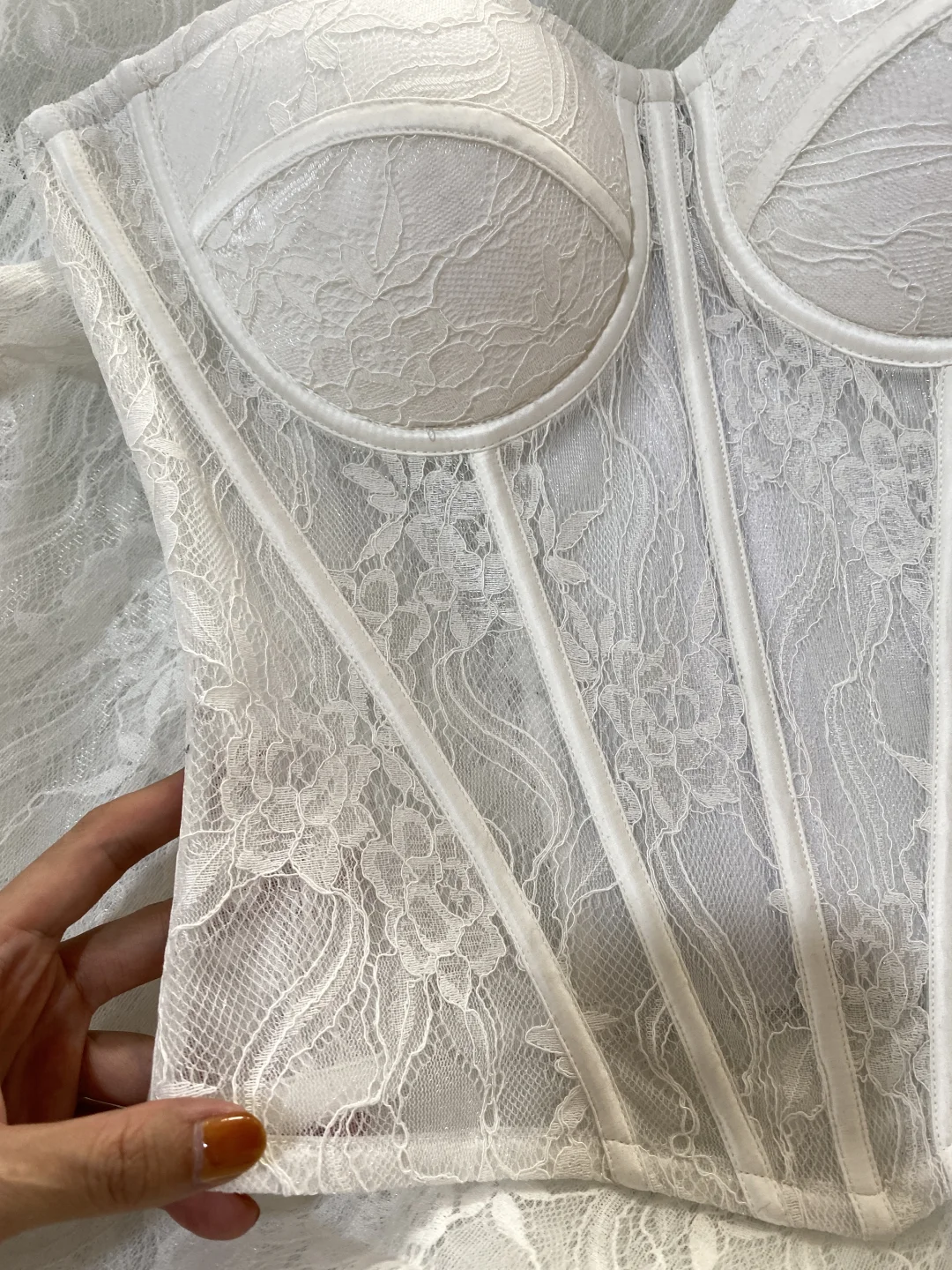 真的被蕾丝镂空胸衣拿捏到不行😭