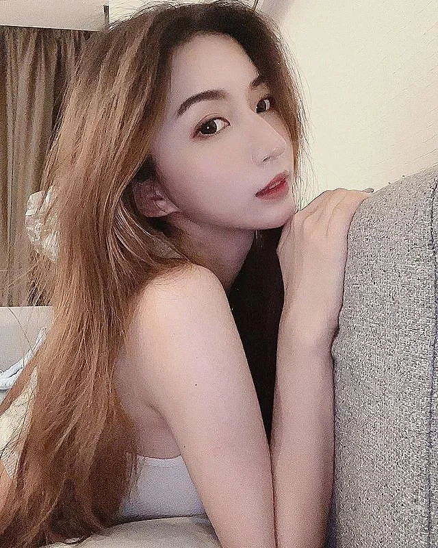 ins美女:五官精致的大长腿美女写真10