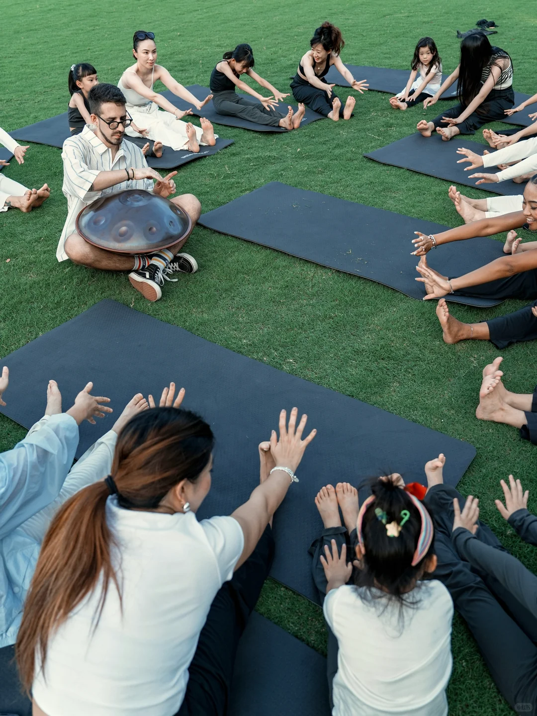 日落、草坪、瑜伽，与自然交朋友