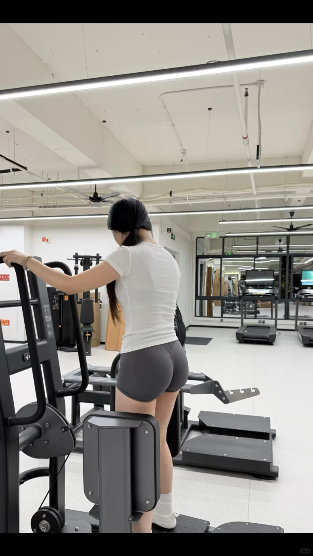 健身女孩的臀部训练