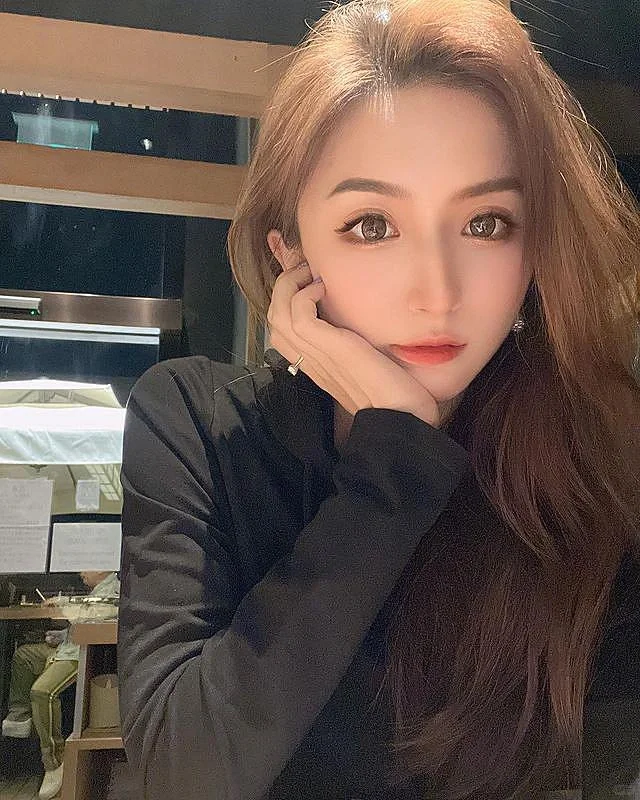 ins美女:五官精致的大长腿美女写真7