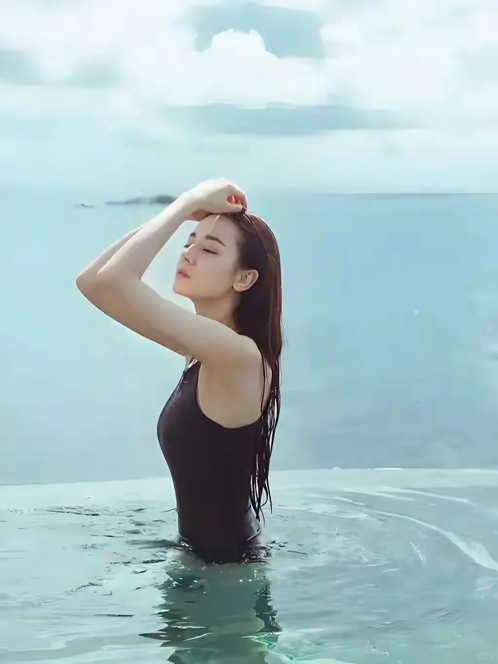 迪丽热巴海边大片太绝了！直接杀疯热搜榜
