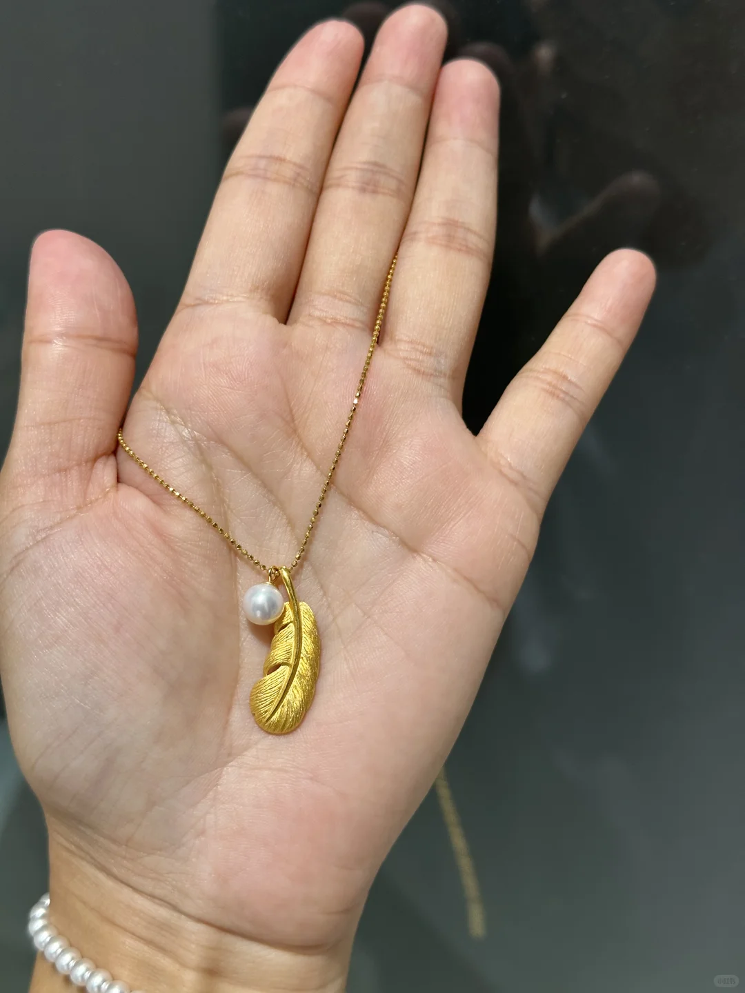 周生生羽毛配天然淡水珍珠提溜，马上灵动了