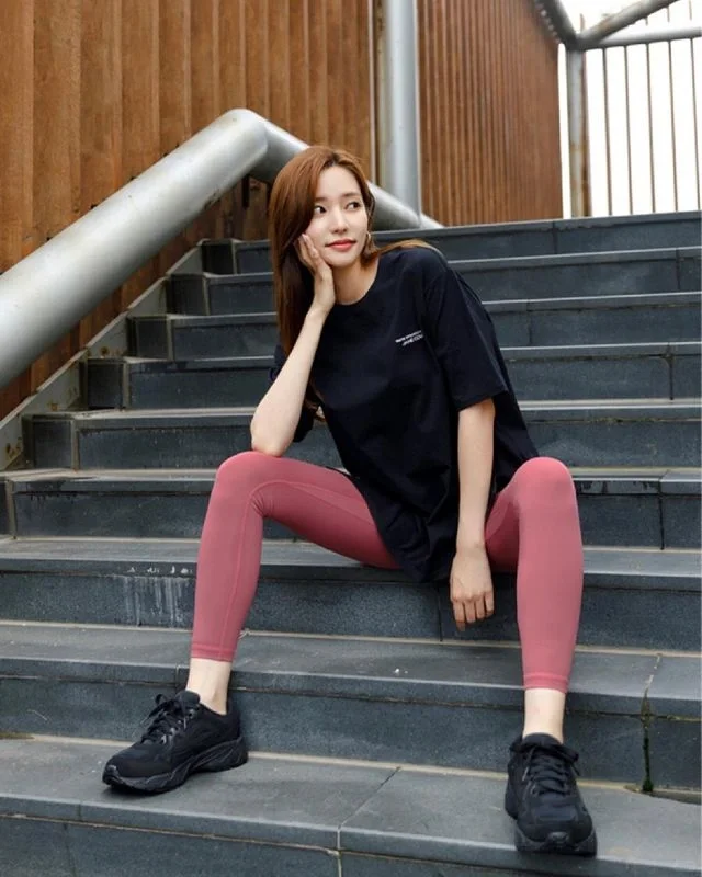 [ins美女]五官精致的大长腿美女模特写真