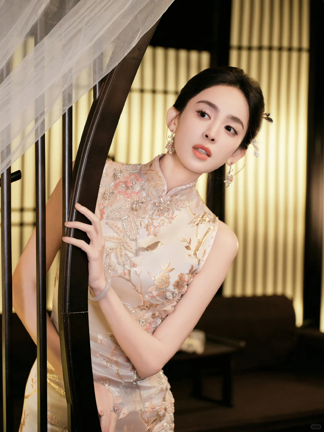 娜扎 刺绣旗袍 玲珑曲线