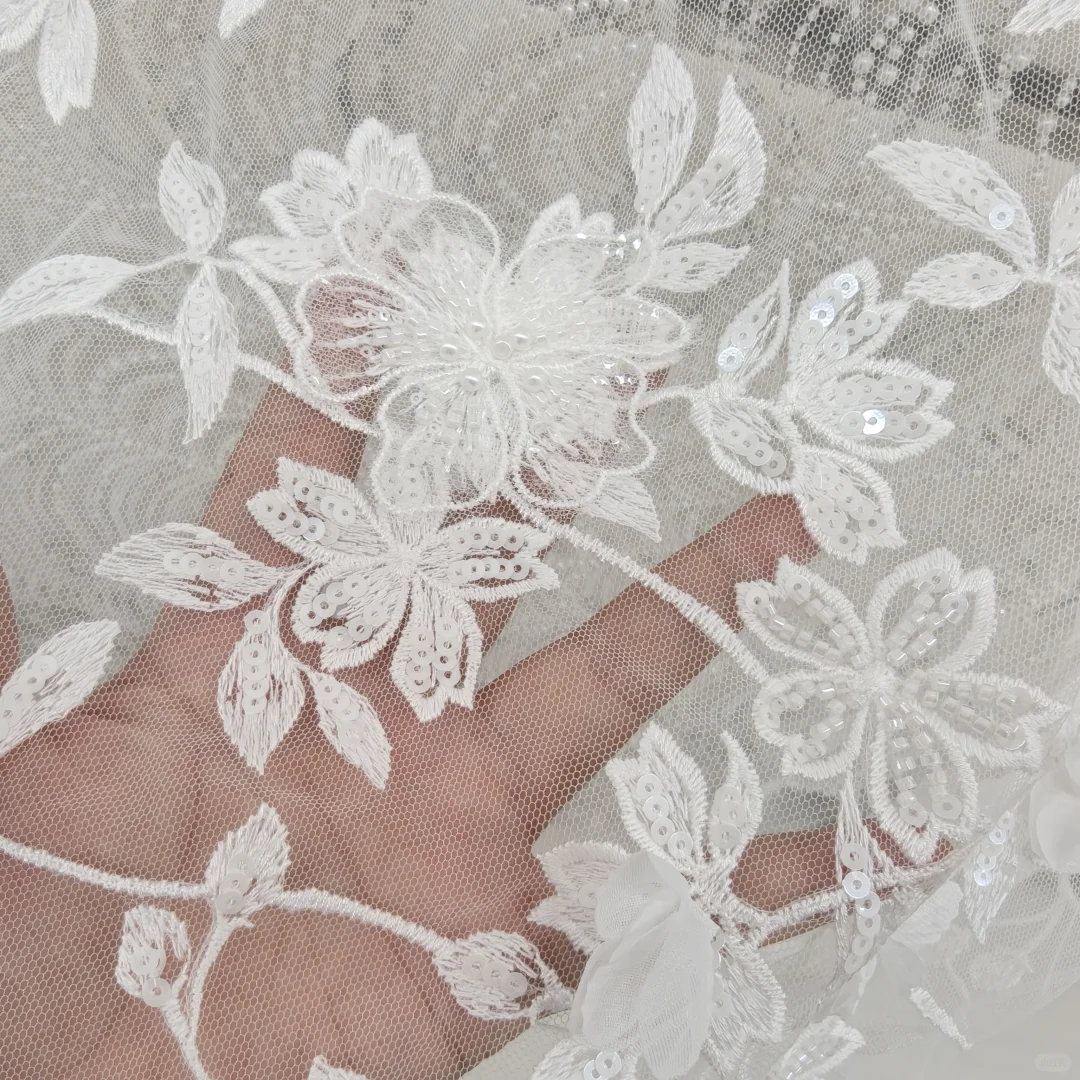 蕾丝面料上的花朵刺绣