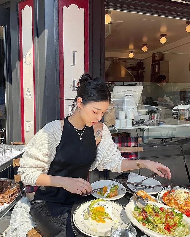 ins美女:五官精致的大长腿美女写真