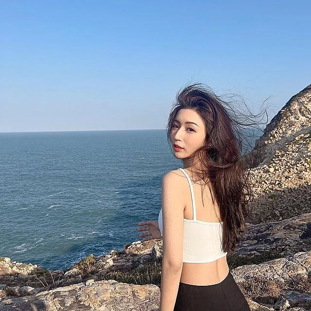 ins美女:五官精致的大长腿美女写真7