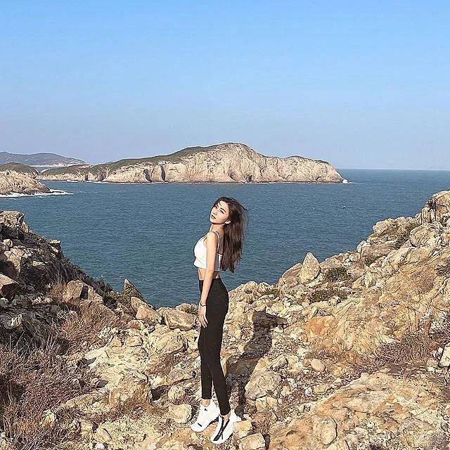 ins美女:五官精致的大长腿美女写真7