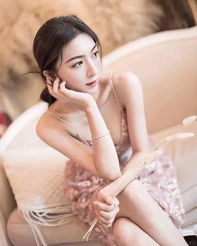 ins美女:五官精致的大长腿美女写真5